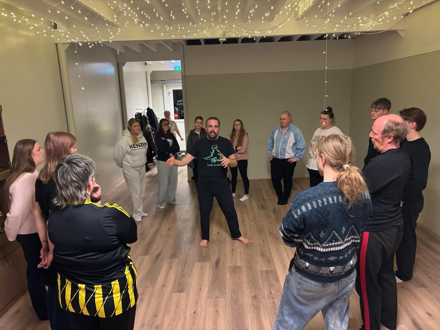 Eyvindur Karlsson, leikstjóri bregður á leik með hluta af leikhópnum.