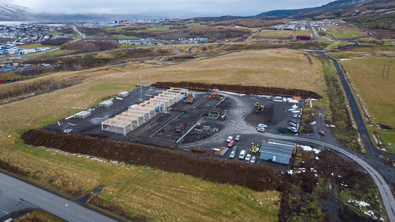 Byggingu gagnaversins miðar vel og reisigilli var haldið í þessari viku þegar seinustu þaksperrurnar höfðu verið reistar