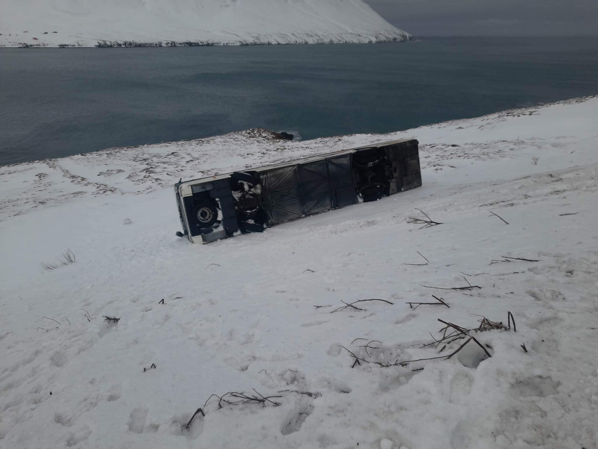 Á föstudag  í síðustu viku var tilkynnt um að rúta hefði farið út af og oltið á hliðina á Ólafsfjarðarvegi skammt frá Múlagöngum, Ólafsfjarðar megin. 25 farþegar voru í rútunni auk ökumanns og fararstjóra. Engin alvarleg slys urðu á fólki en ráðstefnugestir á Húsavík þurftu að bregða sér afsíðis til að stjórna aðgerðum á slysstað. Mynd: Lögreglan/Facebook.